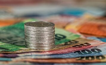 Jak szybko zarobić pieniądze siedząc w domu?