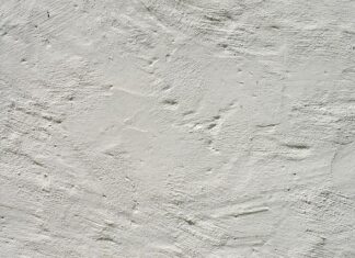 Czy można chodzić z nogą w gipsie?