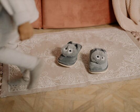 Kapcie dziecięce – jak wybrać naturalne obuwie, które zapewni ciepło i zdrowy rozwój stóp? Kapcie dziecięce