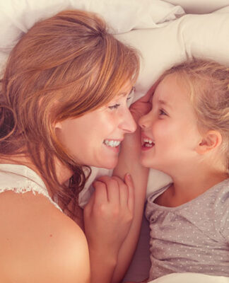 Ochraniacz na barierkę łóżeczka – jakie cechy bezpieczeństwa i designu zapewniają spokojny sen maluszka? Ochraniacz na barierkę łóżeczka